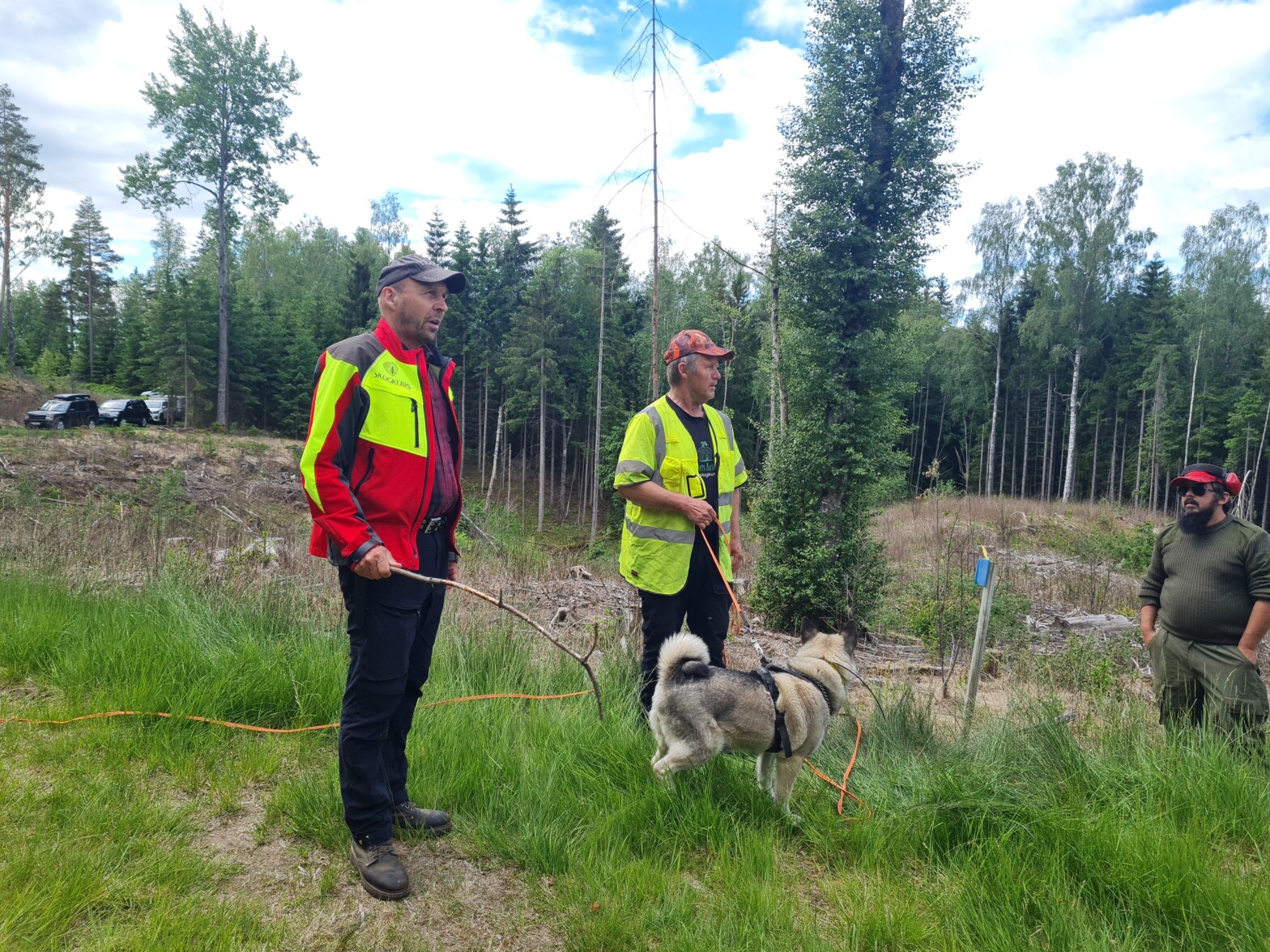 Fra kurs i ettersøk. instruktør med hund snakker.