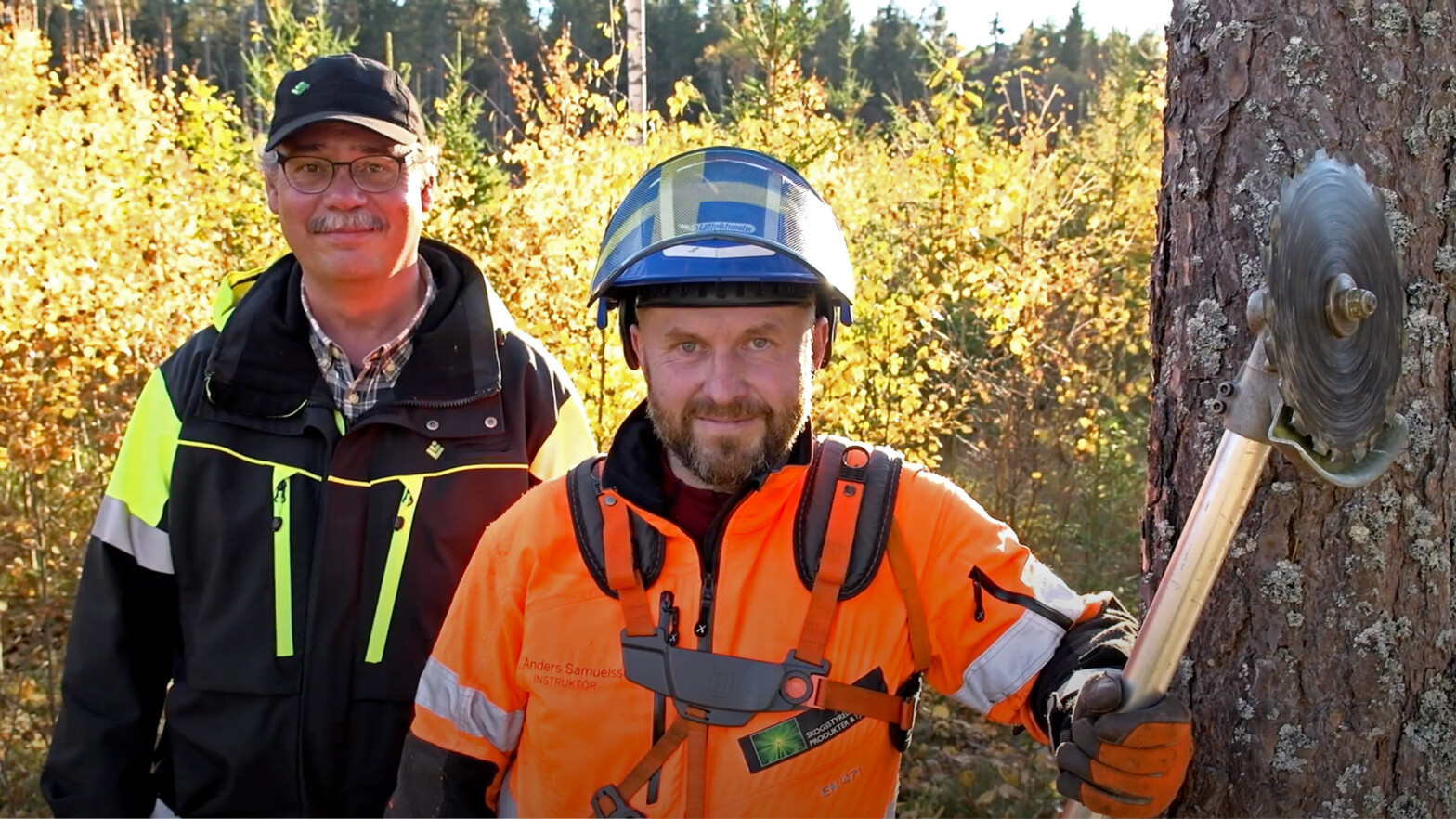 Viser skogeier og ansatt med ryddesag